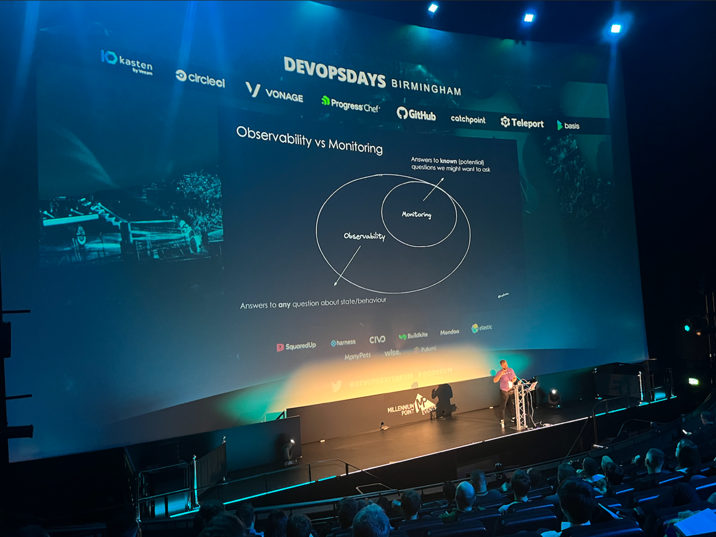 DevOpsDays バーミンガムのステージに登壇したバルトロミエ・プロトカ氏(Redhat社)