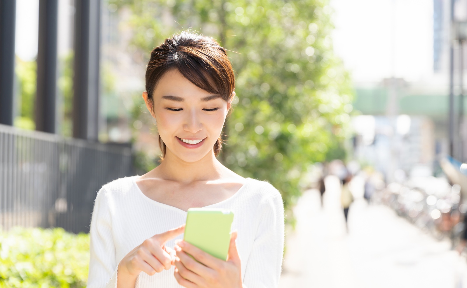 女性とスマートフォン